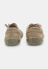 Pantofi din suede bej cu spate rotunjit, cusături fine și talpă din cauciuc verde texturat cu stropi. Design minimalist cu fâșii de prindere.