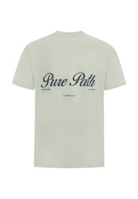 Lichtgrijze katoenen t-shirt met een ontspannen pasvorm, korte mouwen en zwarte tekst op de achterkant: "Pure Path," "Buena Onda," en "Celebrate Life."