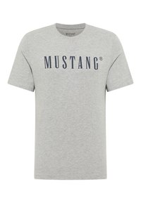 Pilkas medvilnės marškinėliai su apvalia iškirpte ir trumpomis rankovėmis, ant krūtinės mėlynos spalvos užrašas "MUSTANG".