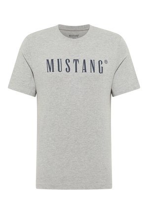 Szürke pamut póló, kerek nyakkal és rövid ujjakkal, "MUSTANG" felirattal sötétkék színben a mellrészen.