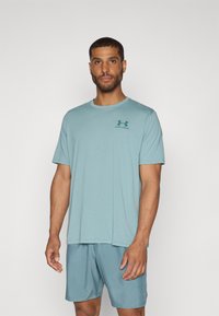 Under Armour LEFT CHEST LOGO - Nyomott mintás póló - serpentine/jasper blue