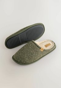 Grønne uldblandede slippers med en blød, fleeceforing, rund tådesign og struktureret gummisål med riller for bedre greb.