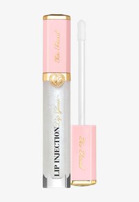 Lipgloss met een heldere, sprankelende textuur in een cilindrische verpakking, voorzien van een roze deksel en gouden accenten; applicatorstaafje inbegrepen.