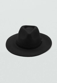 Sombrero de fieltro negro con ala ancha, copa estructurada y una banda a juego alrededor de la base. La textura es suave y la forma es clásica.