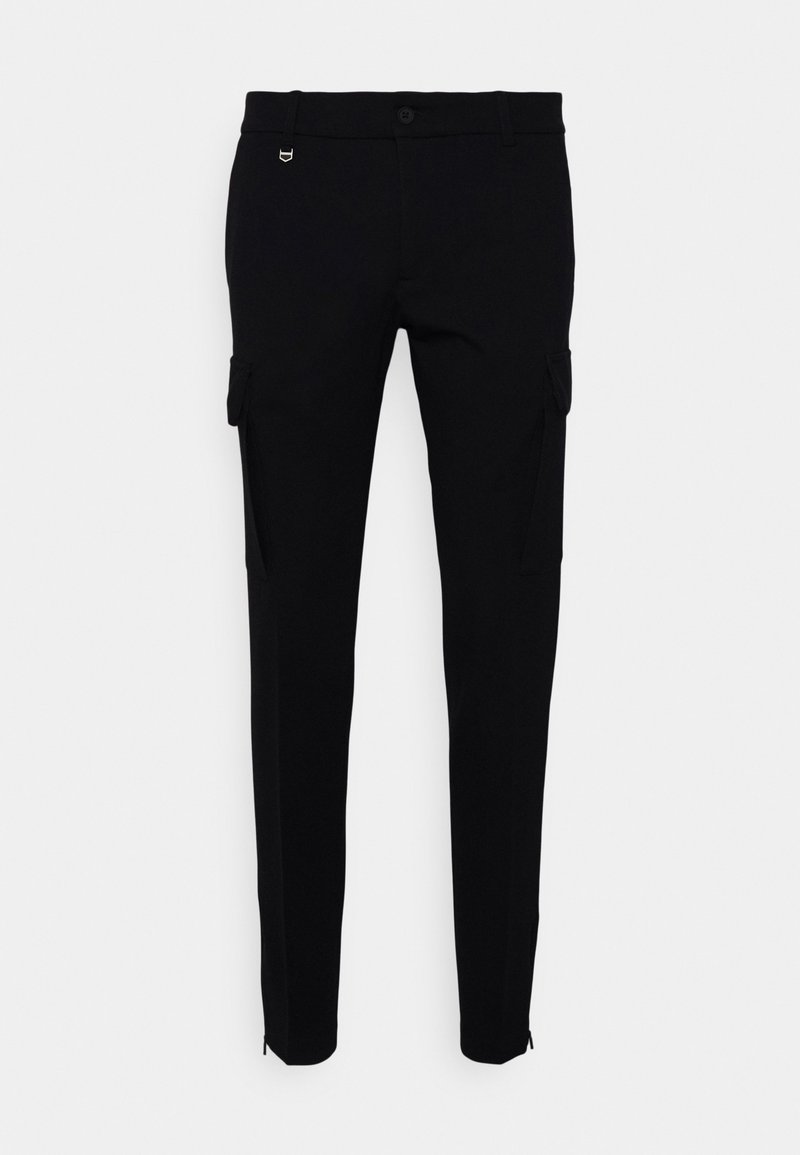 Pantalon cargo noir à coupe ajustée, doté de poches latérales, d'une fermeture éclair à l'ourlet et d'un petit logo métallique sur la ceinture. Texture de tissu lisse.