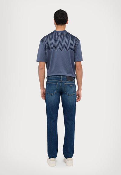Emporio Armani Pieguloša piegriezuma džinsi - denim blu