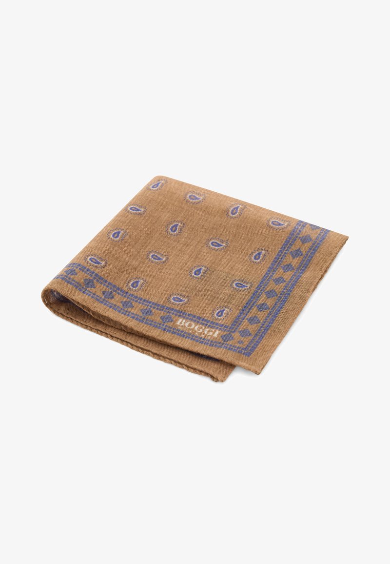 Pochette marron pliée avec motifs paisley bleus et bordure en forme de losange.