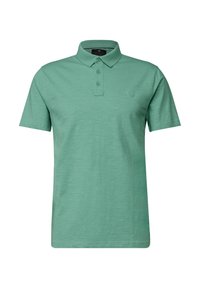 Polo de color verde menta hecho de una tela suave, con un cuello clásico, una tapeta de tres botones y un pequeño logotipo en el pecho.
