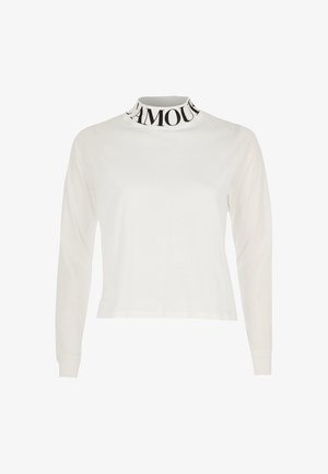 Witte langemouwshirt met hoge kraag, waarop in vet zwart de tekst "AMOUR" deels zichtbaar is op de kraag.