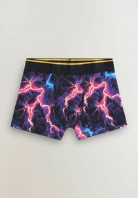 Boxers noirs ornés d'un motif d'éclairs en rose et bleu, avec une taille noire accentuée de rayures jaunes.