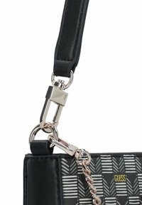 Sac à main noir avec un corps en tissu à motifs présentant des lignes verticales. Des éléments en métal argenté et un logo doré ajoutent du détail. La bandoulière est fixée par des clips en métal.