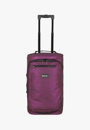 Sac à dos à roues violettes avec poignée extensible, grande poche avant et fermetures éclair. Fabriqué en matériau synthétique lisse. Accents noirs.