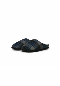 Chaussons à carreaux avec des motifs gris, noir et bleu, dessus en tissu, intérieur rembourré et semelle noire. Design simple à enfiler.
