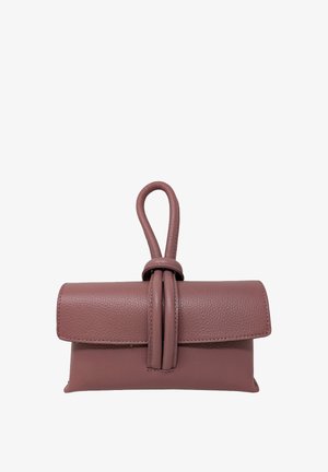 Lilla læderclutch med løkkehåndtag og knuded lukning på tekstureret klap mod en hvid baggrund.