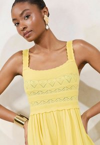 Lipsy Rochie tricotată - yellow
