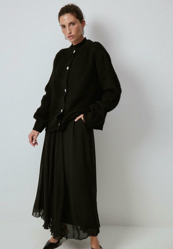 BUTTON DETAILED - Strickjacke