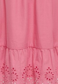 Růžové bavlněné šaty s volánkovým lemem a složitou aplikací křížkového vyšívání a květinovými vzory, které se vyznačují hladkou texturou a lehkým provedením.