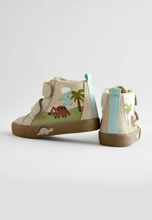 Beige Canvas High-Top-Schuhe mit Dinosaurier- und Palmenmotiven. Braune Gummisohlen mit Klettverschlussriemen und einem hellblauen Akzent an der Ferse.