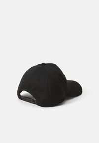 Svart cap laget av stoff med en buet brem, justerbar plastrem bak, og uten synlige mønstre eller logoer.