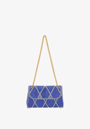 Kék gyöngyökkel díszített clutchtáska fémes arany lánccal, geometrikus mintával és texturált felülettel. Kompakt, téglalap alakú.