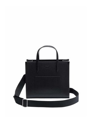 Sac fourre-tout en cuir noir texturé avec doubles poignées, poche avant et bandoulière large réglable, posé à plat sur fond blanc.