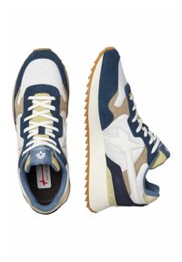 Sneakers w granatowo-niebieskim, beżowym i białym zamszowo-siatkowym wierzchu, teksturowanej gumowej podeszwie oraz płaskich białych sznurówkach. Posiadają logo na języku.