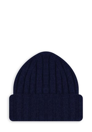 Cappello di lana lavorato a maglia blu scuro con un motivo a coste e risvolto su uno sfondo bianco.
