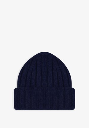 Cappello di lana lavorato a maglia blu scuro con un motivo a coste e risvolto su uno sfondo bianco.