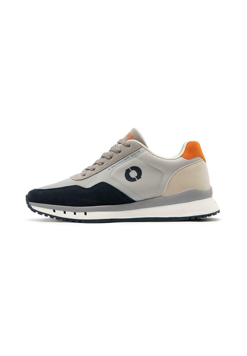 Zapatillas para hombre en gris, azul marino y naranja. Presentan materiales de ante y sintéticos, cierre de cordones, cuello acolchado y suela de goma.
