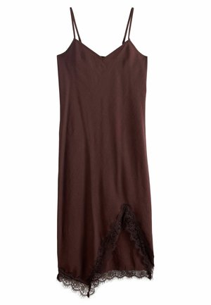 Brun satin slipkjole med tynde stropper og sort blonder langs den asymmetriske kant.