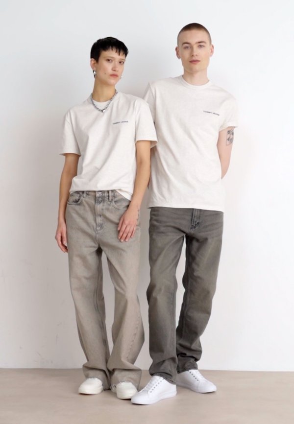 SLANTED CREST GRAPHIC TEE UNISEX - Print T-shirt - oat4