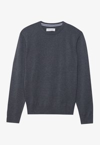 Pull gris foncé à col rond en tissu tricoté doux. Il présente des poignets et un ourlet côtelés, ainsi qu'un accent rayé subtil au niveau du cou.