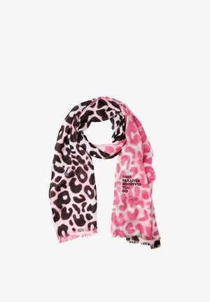Bufanda de estampado de leopardo en rosa y negro con extremos con flecos y la frase "ENCUENTRA EL PARAÍSO DONDEQUIERA QUE VAYAS" impresa en un lado.