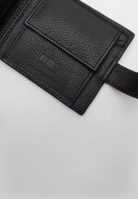 Portafoglio in pelle nera con protezione RFID, caratterizzato da una finitura testurizzata, slot per carte e marchio in rilievo sulla superficie.