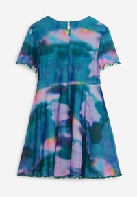 Korte mouwen jurk van lichtgewicht stof, met een blauw en paarse aquarelprint, een sleufrug en golvende randen.