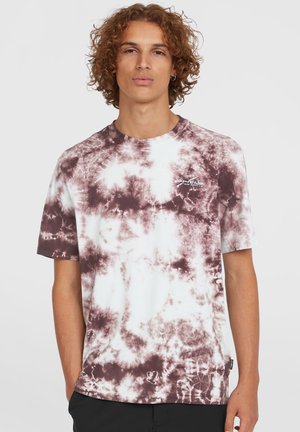 Korte mouwen tie-dye t-shirt in wit en bruin, met een ronde hals en grafisch logo op de borst. Gemaakt van katoen met een zachte textuur.