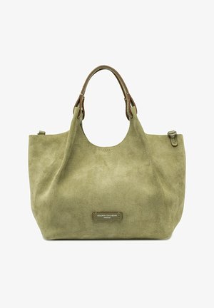 Borsa tote in suede verde oliva con doppi manici in pelle marrone, etichetta rettangolare del marchio Gianni Chiarini Firenze al centro anteriore.