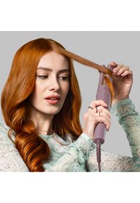 Hårstylingsverktøy i lavendelfarge, med et elegant design og ergonomisk grep samt en teksturert overflate for bedre håndtering.