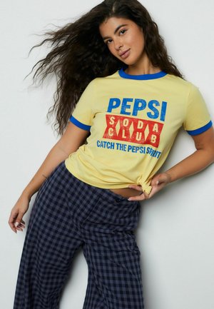 REGULAR FIT - PEPSI GRAPHIC LICENSE RINGER  - T-shirts print - yellow