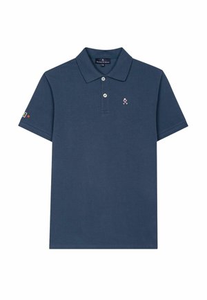 Camiseta polo azul marino de manga corta con dos botones blancos, un pequeño logo de palos de golf cruzados en rosa en el pecho y una parche en la manga izquierda.