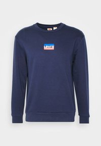 Sudadera de manga larga en azul marino hecha de tela suave, con un logo rectangular en rojo, azul y blanco en el pecho. Diseño de cuello redondo.
