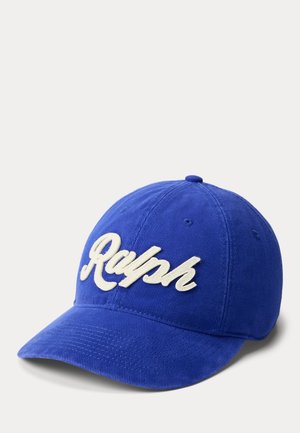 Kék baseball sapka fehér, ívelt "Ralph" hímzéssel elöl, ívelt karimával és szellőzőlyukakkal a felső paneleken.