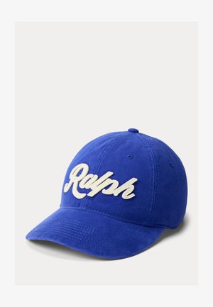 Blå baseballkasket med hvid kursiv "Ralph" broderi på fronten, buet skygge og ventilationshuller på toppanelerne.