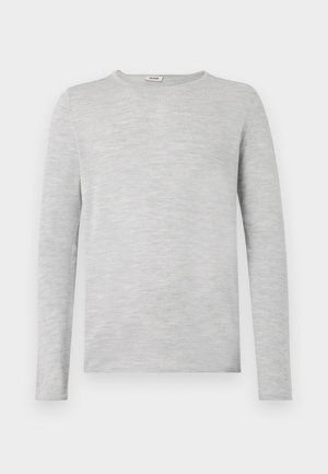 Langermet grå skjorte laget av myk, teksturert stoff med rund hals og rett snitt, uten synlige mønstre eller detaljer.