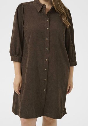 Brązowa sukienka na guziki wykonana z teksturowanej tkaniny. Posiada kołnierzyk, trzy czwarte rękawy z bufkami oraz pionowe przeszycia.