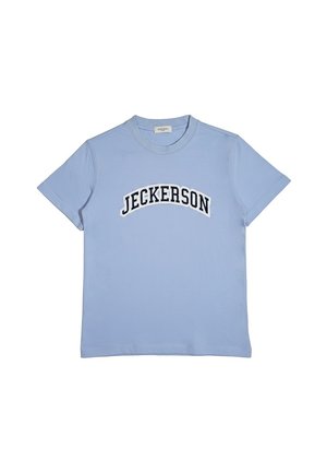 T-shirt celeste a maniche corte con scollo tondo, con la scritta "JECKERSON" stampata in caratteri audaci, curvi, neri e bianchi sul petto.