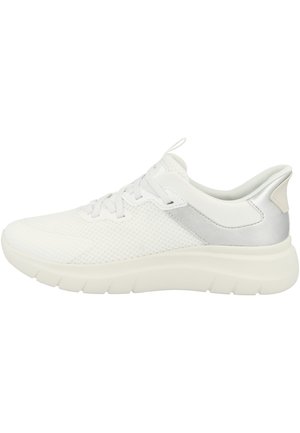 Baskets athlétiques basses blanches et argentées avec tige en mesh, semelle rembourrée, fermeture à lacets à l'avant, et languettes à tirer sur la languette et le talon.