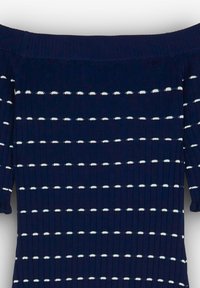 Laivastonsininen olkaimeton mekko, jossa on pystysuora ribbitekstuuri ja valkoisia pistekuvioita kankaassa. Lyhyet hihat.