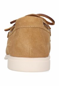 Wildleder-Tan-Loafers mit glatter Oberfläche, ausgestattet mit braunen Schnürdetails und einer weißen Gummisohle. Die Rückseite hat eine abgerundete Silhouette und Nähte.