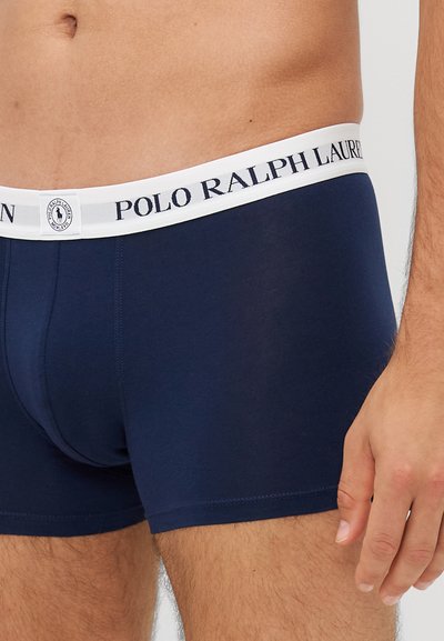 Sötétkék boxer alsónadrág puha anyagból, fehér gumis derékkal, amin a "POLO RALPH LAUREN" felirat és logó részlet található.
